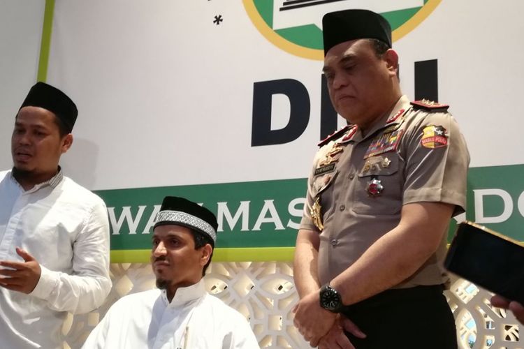 Syekh Khalid Al Hamoudi (tengah) dan Wakil Ketua Umum DMI dan Wakil Ketua Umum DMI Komjen Pol Syafruddin (kanan) di gedung DMI, Jakarta, Senin (1/4/2018).