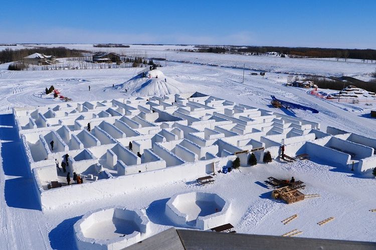 Tampak atas bangunan labirin salju karya pasangan Kanada, Clint dan Angie Masse, yang dibangun di atas lahan seluas 2.789 meter persegi dan memecahkan rekor dunia Guinness.