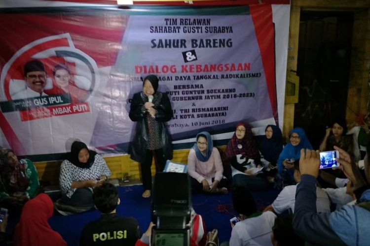 Risma dan Puti Soekarno sahur bareng pendukung di trotoar jalan Urip Simoharjo Surabaya