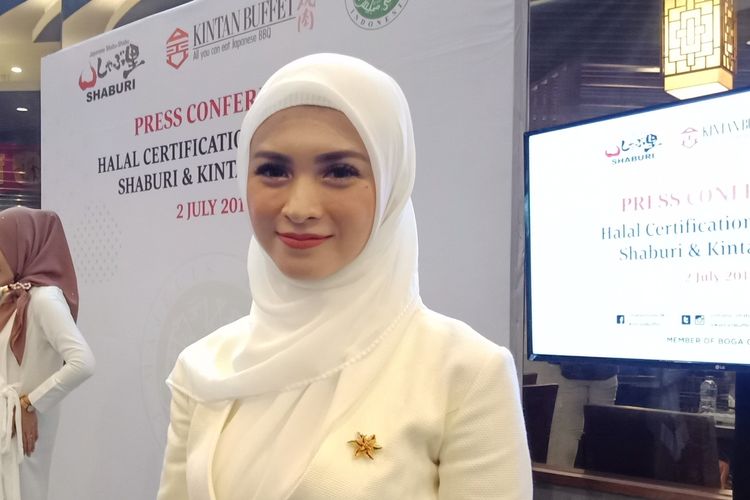 Aktris Donita ketika ditemui pada konferensi pers sertifikasi halal restoran Shaburi dan Kintan Buffet di Pacific Place, Jakarta Selatan, (3/7/2019).