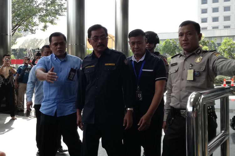 Gubernur Kepulauan Riau Nurdin Basirun bersama sekitar lima orang lainnya tiba di Gedung Merah Putih Komisi Pemberantasan Korupsi (KPK), Jakarta, Kamis (11/7/2019).
