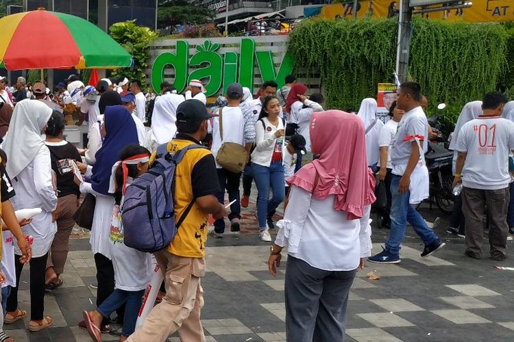 Sejumlah pendukung paslon 01 Jokowi-Maruf terpantau membawa anak-anak ke lokasi kampanye akbar di Stadiun Utama Gelora Bung Karno Sabtu (13/4/2019).