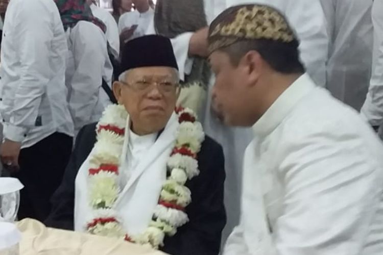 KH Maruf Amin berbincang bersama sejumlah tokoh, di Gedung Negara Sumedang, Jawa Barat, Rabu (12/6/2019). AAM AMINULLAH/KOMPAS.com