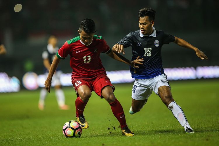 Pemain timnas Indonesia Febri Hariyadi mengontrol bola dijaga pemain timnas Kamboja di Stadion Patriot Candrabaga, Bekasi, Jawa Barat, Rabu (4/10/2017). Timnas Indonesia menang 3-1 melawan Timnas Kamboja.