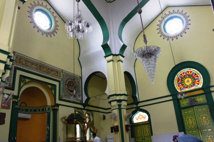 Kubah dan ruang dalam masjid terlihat unik dan megah, unsur arsitektur India, Tiongkok, Timur Tengah, Eropa dan Melayu sangat kuat