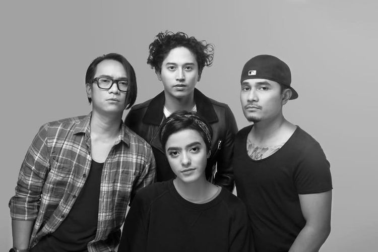 Band Arah dengan personel yang terdiri dari Tanta Ginting (gitar, vokal latar), Roy Sungkono (vokal), Gilbert Pohan (bas, vokal latar), dan Azizah Hanum (drum, vokal latar).