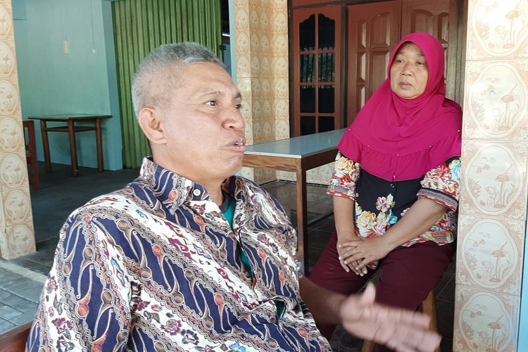 Joko Priyono Orang tua Ginanjar Nugraha Atmaji siswa SMK N 1 Sanden, Bantul, yang Hilang Kontak Sampai saat ini. ditemui di rumahnya Rabu (4/9/2019)