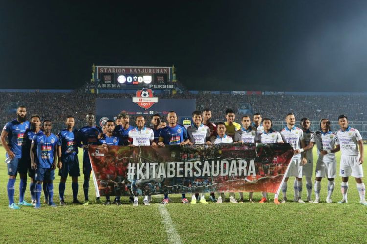 Banner #KITABERSAUDARA dalam laga Arema FC vs Persib Bandung di Stadion Kanjuruhan, Selasa (30/7/2019).