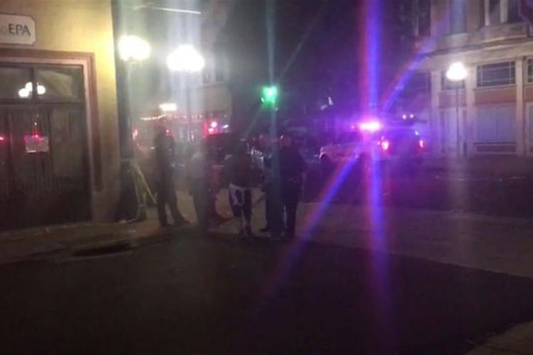 Masyarakat berkumpul di E 5th Street Dayton Ohio pasca-penembakan
