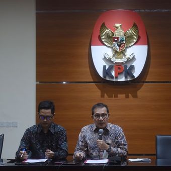 Wakil Ketua KPK Saut Situmorang (kanan) didampingi Juru Bicara Febri Diansyah (kiri) menyampaikan keterangan terkait penetapan tersangka baru kasus korupsi KTP Elektronik di Gedung KPK, Jakarta, Jumat (10/11). KPK resmi menetapkan kembali Ketua DPR Setya Novanto sebagai tersangka kasus dugaan korupsi KTP Elektronik. ANTARA FOTO/Akbar Nugroho Gumay/foc/17.