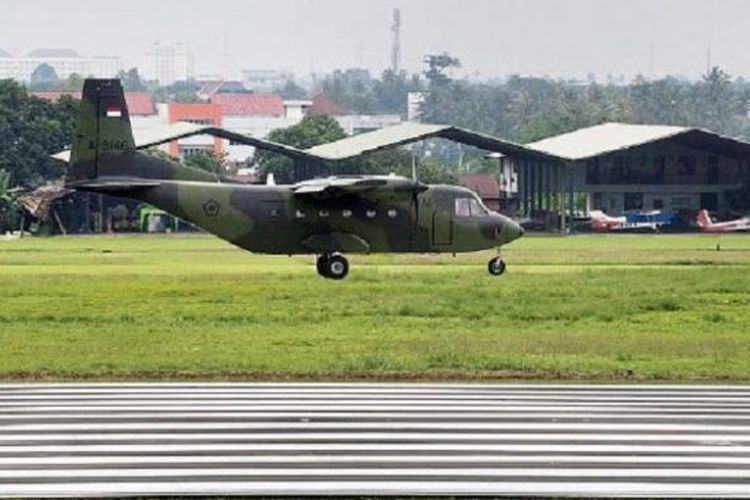 Pesawat milik TNI Angkatan Darat mendarat di Lapangan Terbang Pondok Cabe, Tangerang Selatan, Jumat (18/3/2016). Lapangan Terbang Pondok Cabe saat ini dalam persiapan menjadi bandar udara komersial.