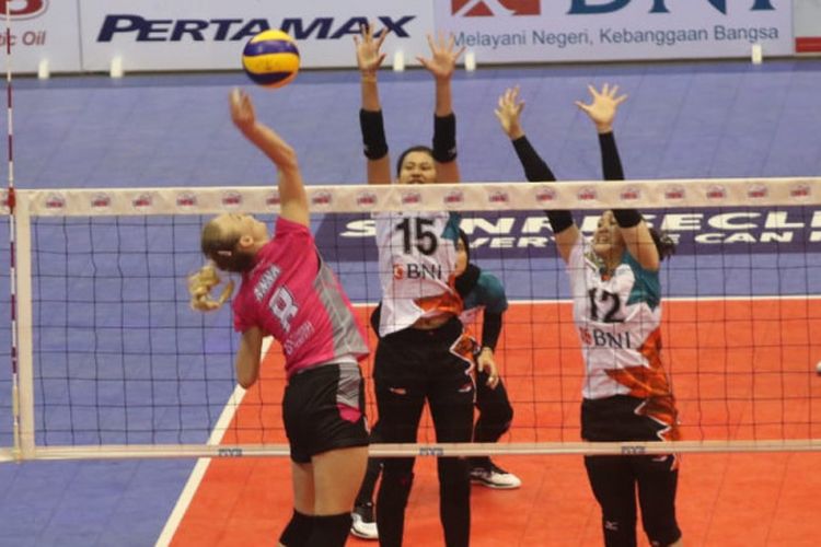 Pemain asing Jakarta Pertamina Energi, Anna Stepaniuk, saat berusaha melepaskan spike ke arah pertahatahanan tim putri Jakarta BNI 46 dalam pertandingan Proliga 2019, Minggu (9/12/2018).