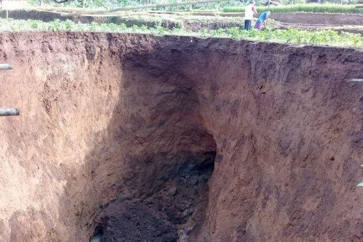Amblesnya lokasi sawah yang membuat lubang besar di Kampung Legoknyenang, Desa Sukamaju, Kabupaten Sukabumi, sudah diberi garis polisi oleh muspika setempat.