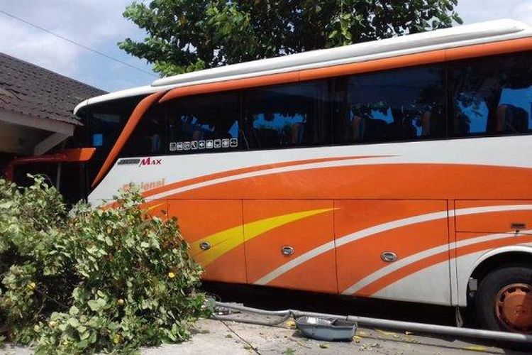 Bus menyeruduk dua kios saat hendak parkir di Terminal Giwangan, Minggu (21/7/2019). 


