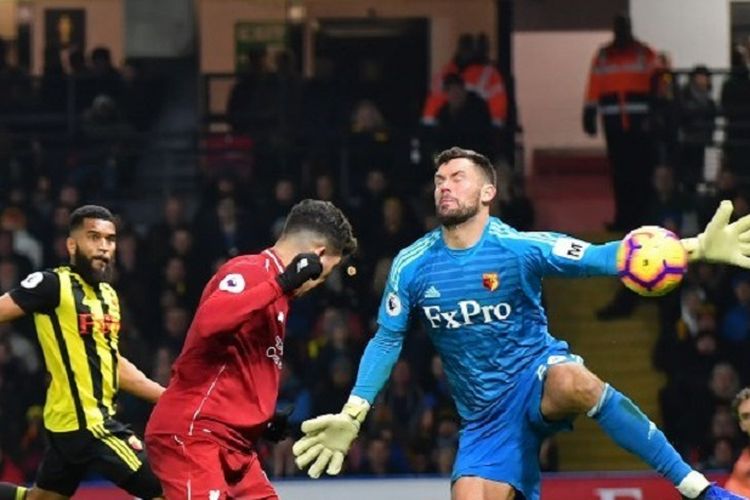 Sundulan Roberto Firmino menaklukkan Ben Foster pada pertandingan Watford vs Liverpool di Stadion Vicarage Road dalam lanjutan Liga Inggris, 24 November 2018. 