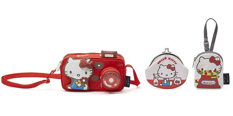 (Kiri) Rectangular Camera Bag seharga 10.000 yen, (tengah) Coin Purse seharga 5.500 yen, (kanan) Domed Charm seharga 5.000 yen
