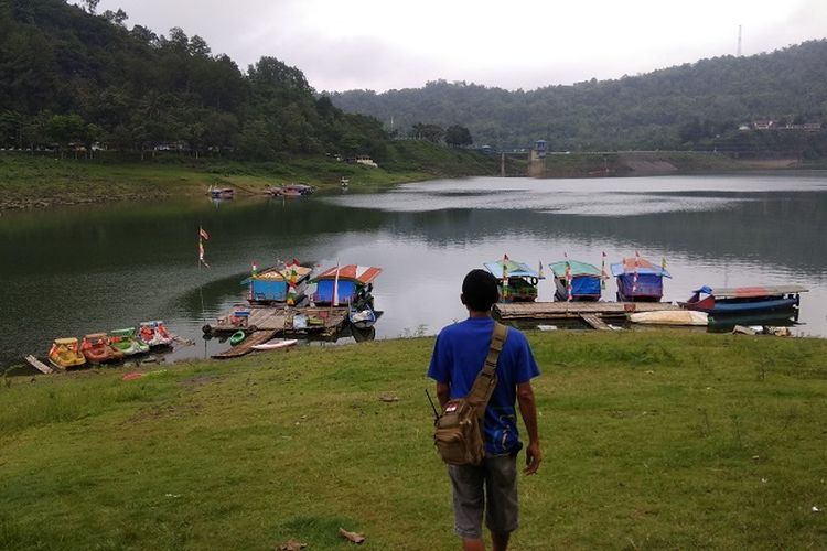 Wisatawan sedang menuju dermaga sederhana di Waduk Sempor yang terletak di Desa Sempor, Kecamatan Sempor, Kabupaten Kebumen, Jawa Tengah, Jumat (20/10/2017). Waduk Sempor adalah salah satu tempat wisata yang bisa dikunjungi oleh wisatawan saat berlibur ke Kebumen.