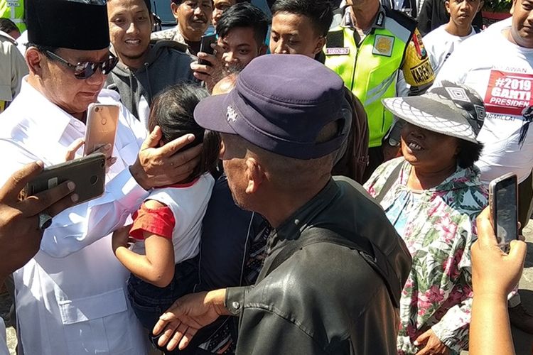 Sejumlah relawan mengenakan kaus bertuliskan 2019 Ganti Presiden menyambut kedatangan Prabowo di MBK, Kota Blitar, Jumat (4/5/2018).