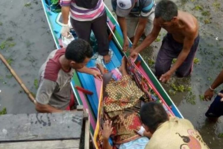 Hadiati (27), warga Desa Padang Bangkal, Kecamatan Sungai Pandan, Kabupaten Hulu Sungai Utara (HSU) terpaksa melahirkan di jukung bermesin (kelotok). 