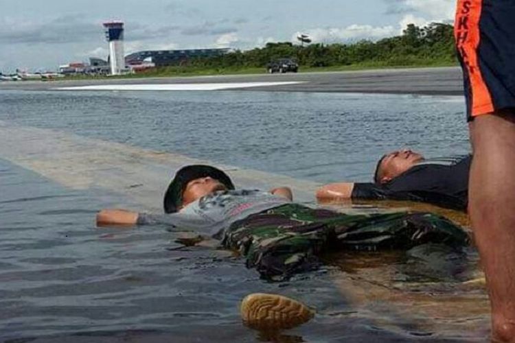 Air menggenangi runway Bandara Supadio Pontianak, Minggu (12/11/2017). Bandara Supadio Pontianak terpaksa ditutup sampai waktu belum bisa ditentukan. 
