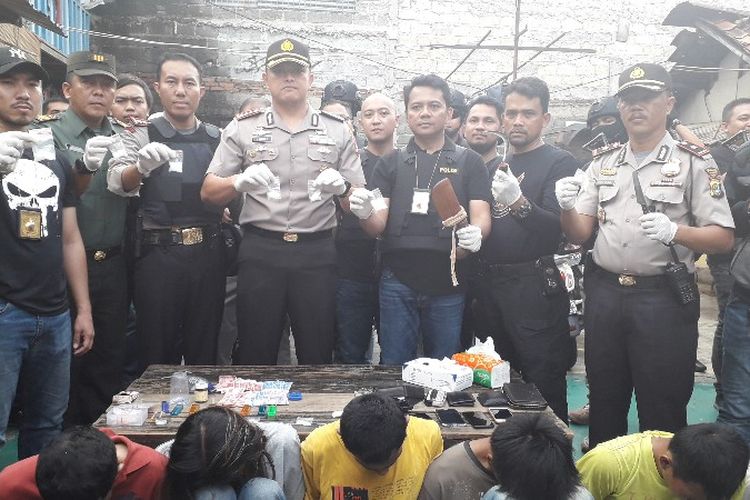 Polisi ungkap sembilan orang tersangka dan barang bukti dari penggerebekan transaksi sabu di Kelurahan Kota Bambu Selatan, Kecamatan Palmerah, Jakarta Barat pada Rabu (7/2/2018).  