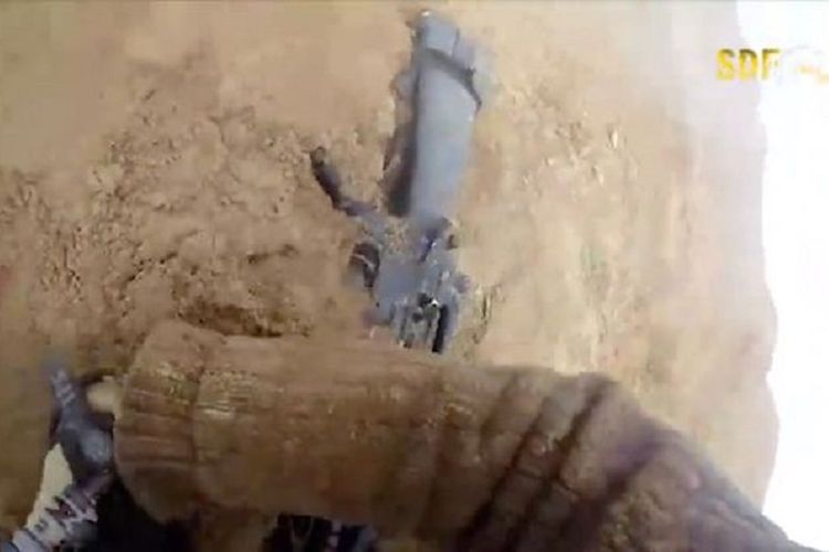 Potongan video memperlihatkan seorang komandan ISIS tergeletak setelah tertembak dalam pertempuran.