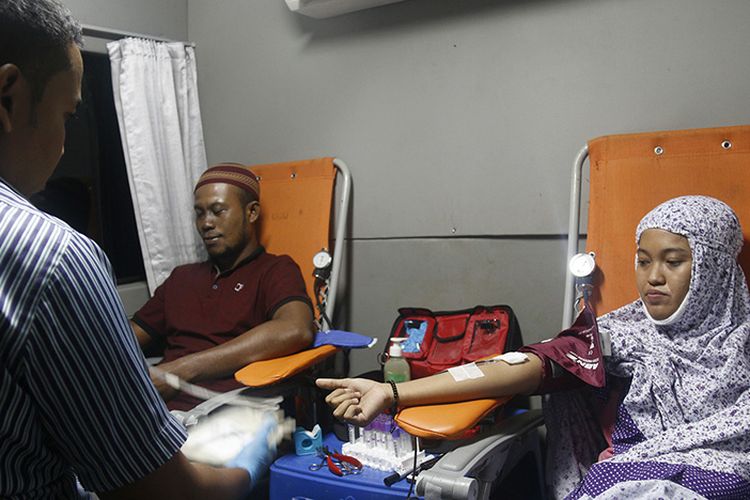 Selama bulan Ramadhan, Palang Merah Indonesia (PMI) Kota Banda Aceh melakukan kegiatan donor darah pada malam hari, Senin (22/5/2018). Petugas PMI mendatangi lansung para pendonor ke sejumlah masjid di Kota Banda Aceh.