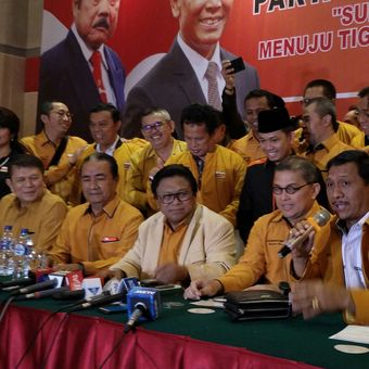 Ketua Umum Partai Hanura Oesman Sapta bersama pimpinan Hanura di Jakarta, Senin (15/1/2018)