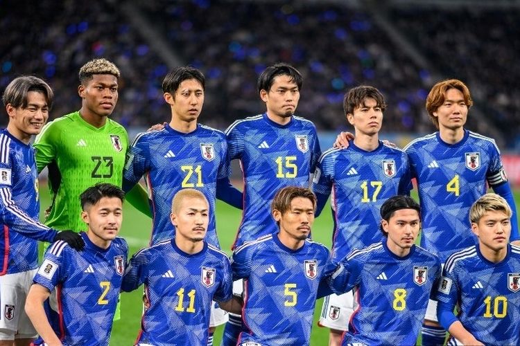 Para pemain Timnas Jepang berpose untuk foto tim sebelum dimulainya pertandingan kualifikasi Piala Dunia 2026 antara Jepang dan Korea Utara di Stadion Nasional di Tokyo pada 21 Maret 2024.