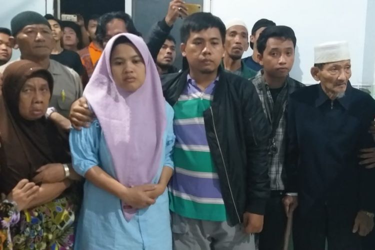 Fitriani (43) istri dari Sofyan yang merupakan sopir taksi online korban perampokan serta pembunuhan ketika berada di ruang kamar jenazah rumah sakit Bhayangkara Palembang, Rabu (14/11/2018).