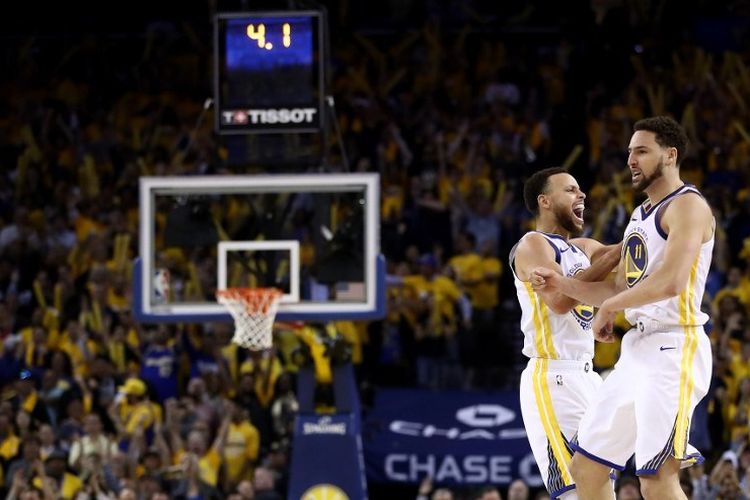 Stephen Curry dan Klay Thompson bergembira seusai melesakkan poin pada pertandingan Golden State Warriors vs Houston Rockets di Oracle Arena dalam semifinal Wilayah Barat NBA, 8 Mei 2019. 
