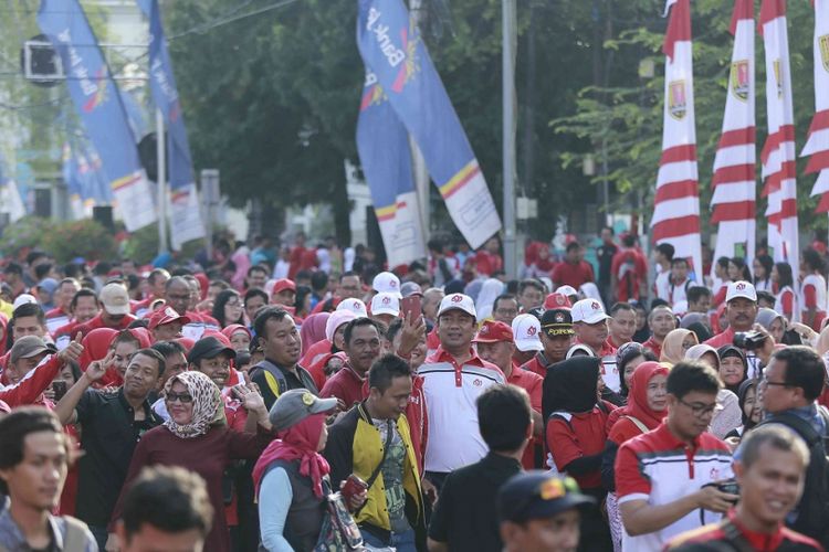 Wali Kota Semarang, Hendrar Prihadi, mengikuti jalan sehat yang merupakan salah satu kegiatan pembuka rangkaian acara HUT ke-471 Kota Semarang. Jalan sehat diikuti ribuan warga Kota Semarang pada Sabtu (24/3/2018).
