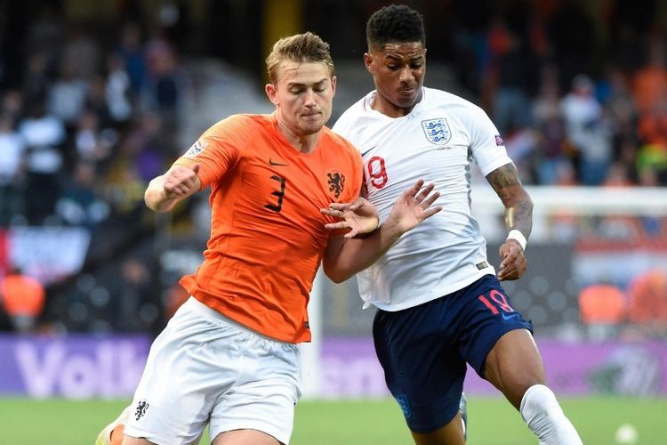 Matthijs de Ligt dan Marcus Rashford berebutan bola pada laga Belanda vs Inggris dalam semifinal UEFA Nations League di Stadion D. Alfonso Henriques, 6 Juni 2019. 