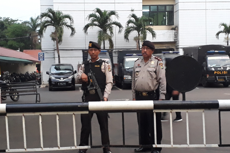Polres Jakarta Selatan memperketat pengamanan di gerbang masuk Mapolres Metro Jakarta Selatan pasca-serangan ke markas polisi di Indonesia. Polisi bersenjata tampak berjaga di gerbang masuk.