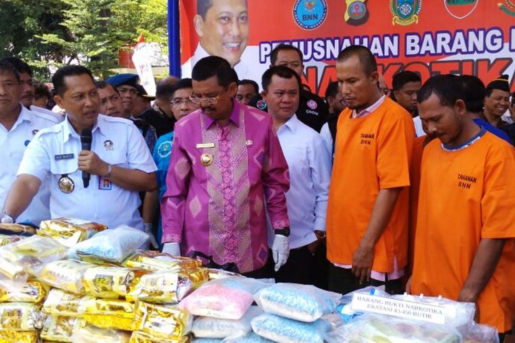 Kepala BNN Komjen Pol Budi Waseso memusnahkan barang bukti narkoba hasil pengungkapan operasi gabungan di wilayah Sumut, Kamis (19/10/2017) 