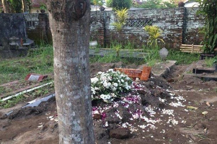 Makam Albertus Slamet Suagiardi, warga Purbayan, yang viral karena papa nama berbentuk salib dipotong saat pemakaman di makam Jambon, Purbayan, Kotagede, Yogyakarta, Selasa (18/12/2018).