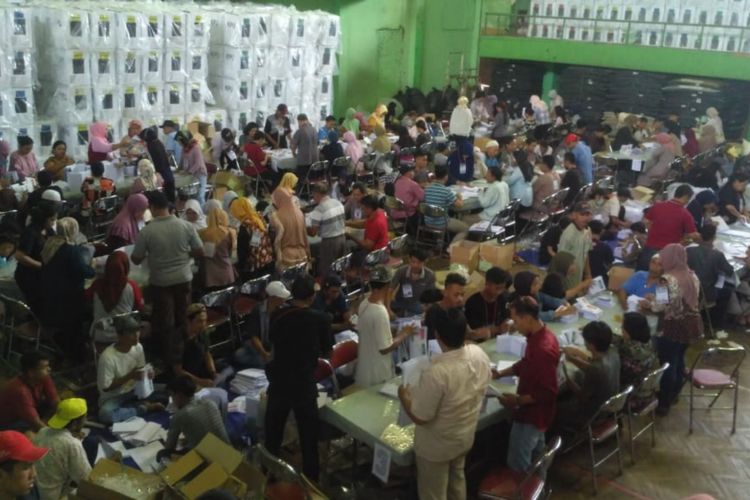 Suasana pelipatan surat suara Pemilu di GOR Voli Kota Bekasi, Senin (11/3/2019).