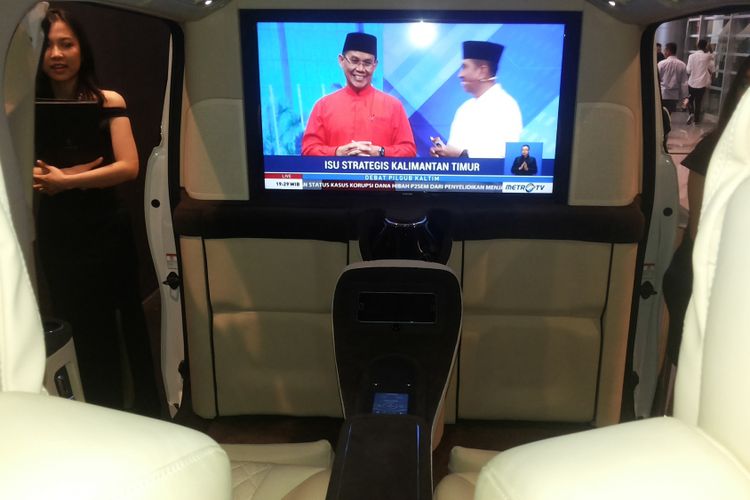 TV layar datar yang terpasang pada kabin hasil ubahan Lombardi Auto Indonesia