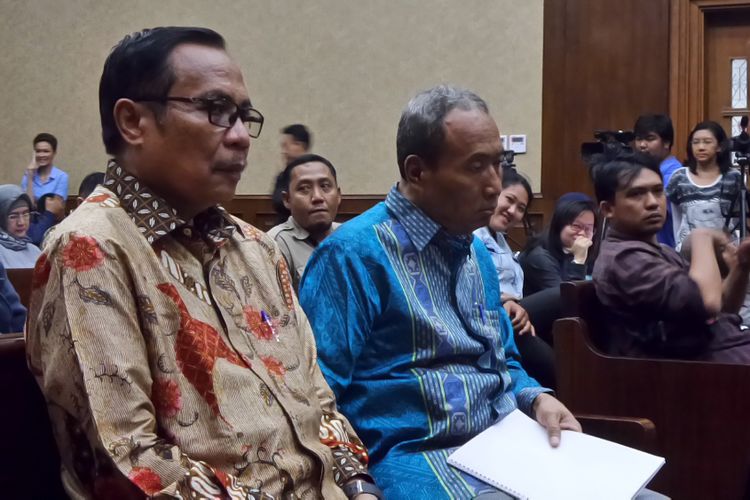 Dua terdakwa mantan pejabat Kementerian Dalam Negeri, Irman dan Sugiharto, duduk di ruang sidang Pengadilan Tipikor Jakarta, Rabu (12/7/2017).