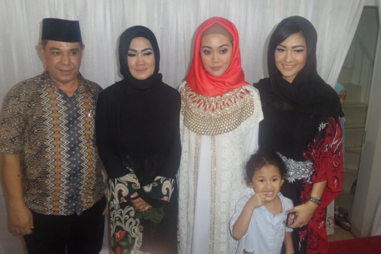 Keluarga Julia Perez usai tahlilan 40 hari meninggalnya Julia Perez di Raffles Hills, Cibubur, Jakarta Timur, Rabu (19/7/2017) malam.