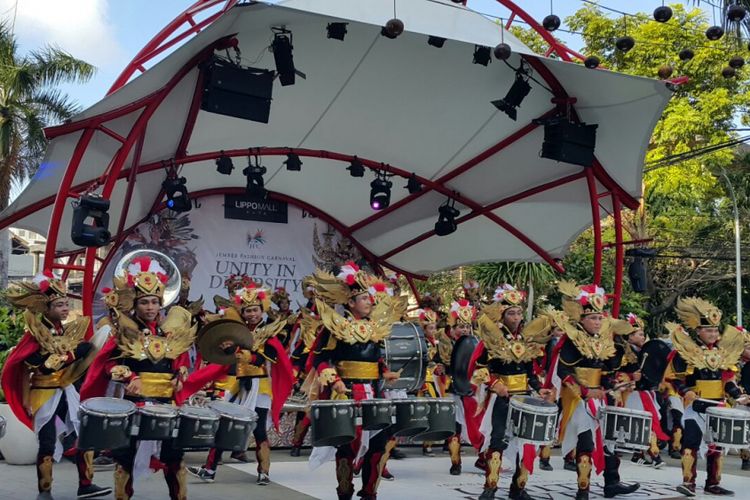 Peserta Jember Fashion Carnaval menampilkan marching band di Lippo Mall Kuta, Bali, Jumat (29/9/2017).