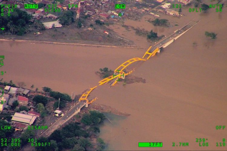 Jembatan Kuning Ponulele yang rubuh akibat tsunami pascagempa bumi yang melanda Kota Palu dan Kabupaten Donggala, Jumat (28/9/2018). 