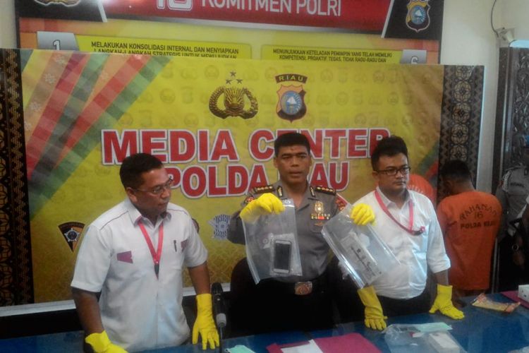 Kabid Humas Polda Riau Kombes Pol Sunarto dan jajaran Dit Reskrimum memperlihatkan barang bukti dan pelaku MA alias MS yang membunuh seorang siswa SMA secara sadis di Pekanbaru, Riau, Rabu (3/10/2018).