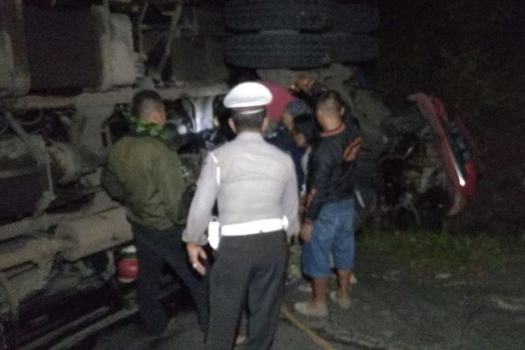 Korban kecelakaan satu keluarga tewas berjumlah empat orang sedang dievakuasi di Tanjakan Gentong, Kota Tasikmalaya, Sabtu (19/1/2019) dini hari tadi.
