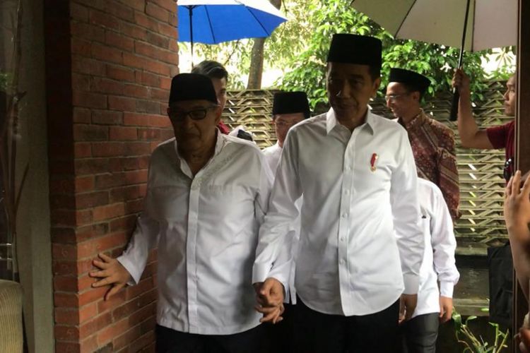 Presiden Joko Widodo saat bersilaturahim dengan ulama Quraish Shihab di Pondok Pesantren Bayt Alquran, Tangsel, Jumat (25/1/2019).