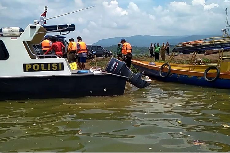 Tim SAR gabungan akhirnya menemukan nelayan jaring apung yang dilaporkan hilang sejak Jumat di wilayah perairan Waduk Jatigede, Senin (18/2/2019). Dok. BPBD Sumedang