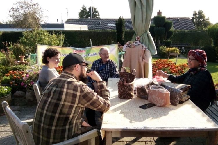 Suasana presentasi pewarna alami dari pigmen bakau asal Bangka Selatan di Denmark.