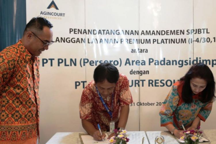 General Manager PT PLN (Persero) Wilayah Sumatera Utara Feby Joko Priharto (berdiri) saat penandatanganan SPJBTL dengan PT Agincourt Resources, Rabu (8/11/2017)