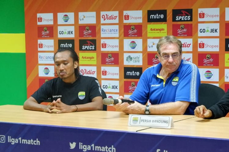 Pelatih Persib Bandung, Robert Rene Alberts (kanan), bersama pemainnya, Hariono, menjalani konferensi pers usai laga Liga 1 2019 kontra Persebaya Surabaya, di Stadion Gelora Bung Tomo, Surabaya, Jawa Timur, Jumat (5/7/2019).