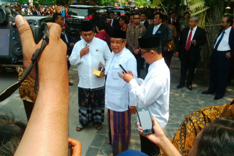 Ketua Umum Pengurus Besar Nahdlatul Ulama, KH Said Aqil Siroj dalam pernikahan Kahiyang-Bobby di Graha Saba Buana Solo, Rabu (8/11/2017).
